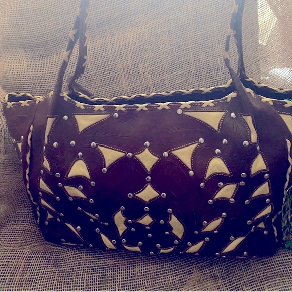 Handbags - 33 Leaders in Leather purse/shoulder bag.